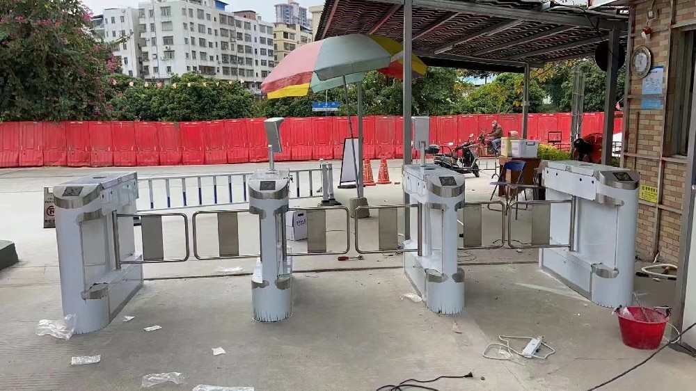 广州增城福和医院测温人脸识别摆闸案例