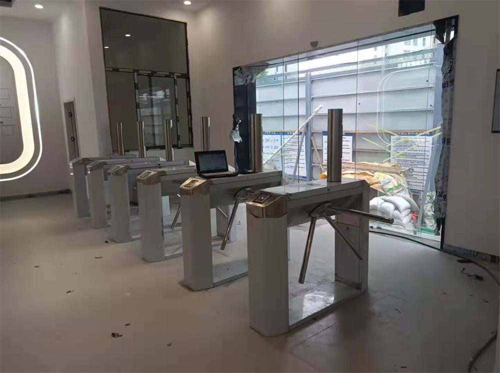 湖北省武汉市汉阳区四新南路西南门十二号线项目部6通道三辊闸+不锈钢圆柱人脸识别案例