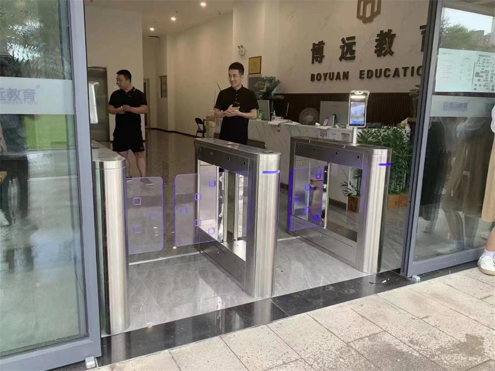 沈北新区七星大街12号创客公社3号楼241室博远教育豪华小摆闸双通道测温人脸识别案例